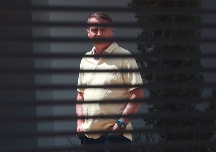 🚨 #URGENTE! Alexandre de Moraes determinou a transferência do ex-presidente Jair Bolsonaro da Superintendência da PF no DF para a Papudinha (19º Batalhão da PMDF), no Complexo da Papuda!