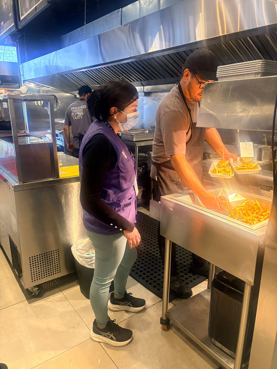 Mile_valdiviezo's tweet photo. 🔍✨ El año avanza con compromiso en cada control 🙌

🍽️🏙️ Reforzamos la vigilancia en los restaurantes de #Quito para fortalecer la seguridad alimentaria, 🛡️ proteger la salud de la ciudadanía y 🤝 construir confianza en cada mesa de nuestra ciudad. https://t.co/XMZTxZduWq