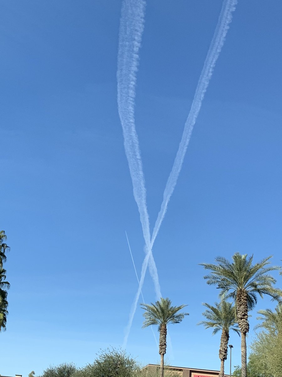 RL9631's tweet photo. 🚨Mr. Kennedy @RobertKennedyJr 
What’s going on in the Arizona sky? https://t.co/6XH9NanPIG