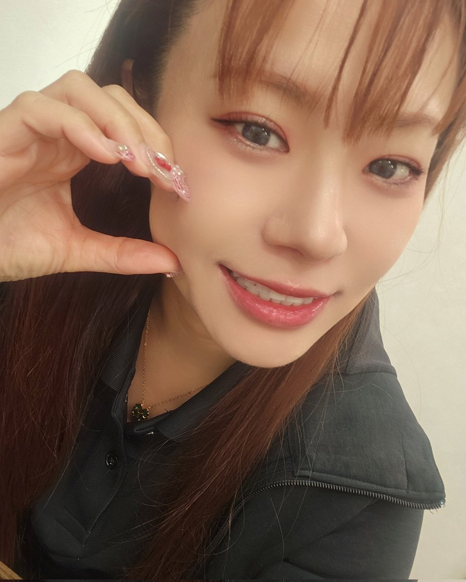 １月はホワイトニング習慣の月間✨

だいぶ白くなったのに、
人とって人に興味がないから
全然気付いてくれない💦悲しさ💦w

そして写真とるときってあんまり
歯出さへんねんな～。って
写真、撮ってて気付いたw🤣

後少しで自分の中での白さ
達成‼️

後少し辛抱強く。
お金と時間を使おうと思いますw