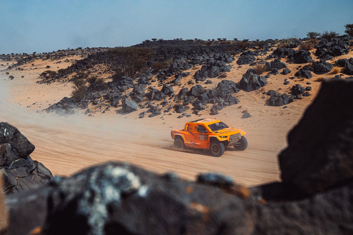 2dakar's tweet photo. Maik Willems trapt zo hard hij kan en beleeft incidentloze dag tijdens elfde etappe Dakar Rally

https://t.co/ZXhBvSP75y

#Dakar2026 https://t.co/YJIMizC0J9