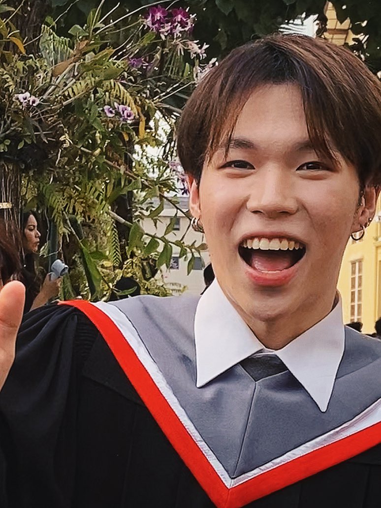 sunset_tty's tweet photo. ยูโร(n.) = ความสดใสของโลกใบนี่
#ZOLAR #EURO_ZOLAR
#EuroGraduationDay https://t.co/tEKmYt1EKN