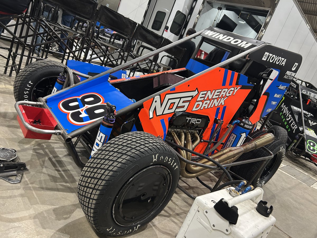WorldofOutlaws's tweet photo. That’s a #NOSome duo 🫡

@WindomChris &amp; @SpencerBayston are both fueled by @NosEnergyDrink in Thursday’s @CBNationals prelim!

Windom wheels the @_CBIndustries #89 while Bayston pilots the @RMSRacing_ #1S tonight. https://t.co/hLrNVTyxUw