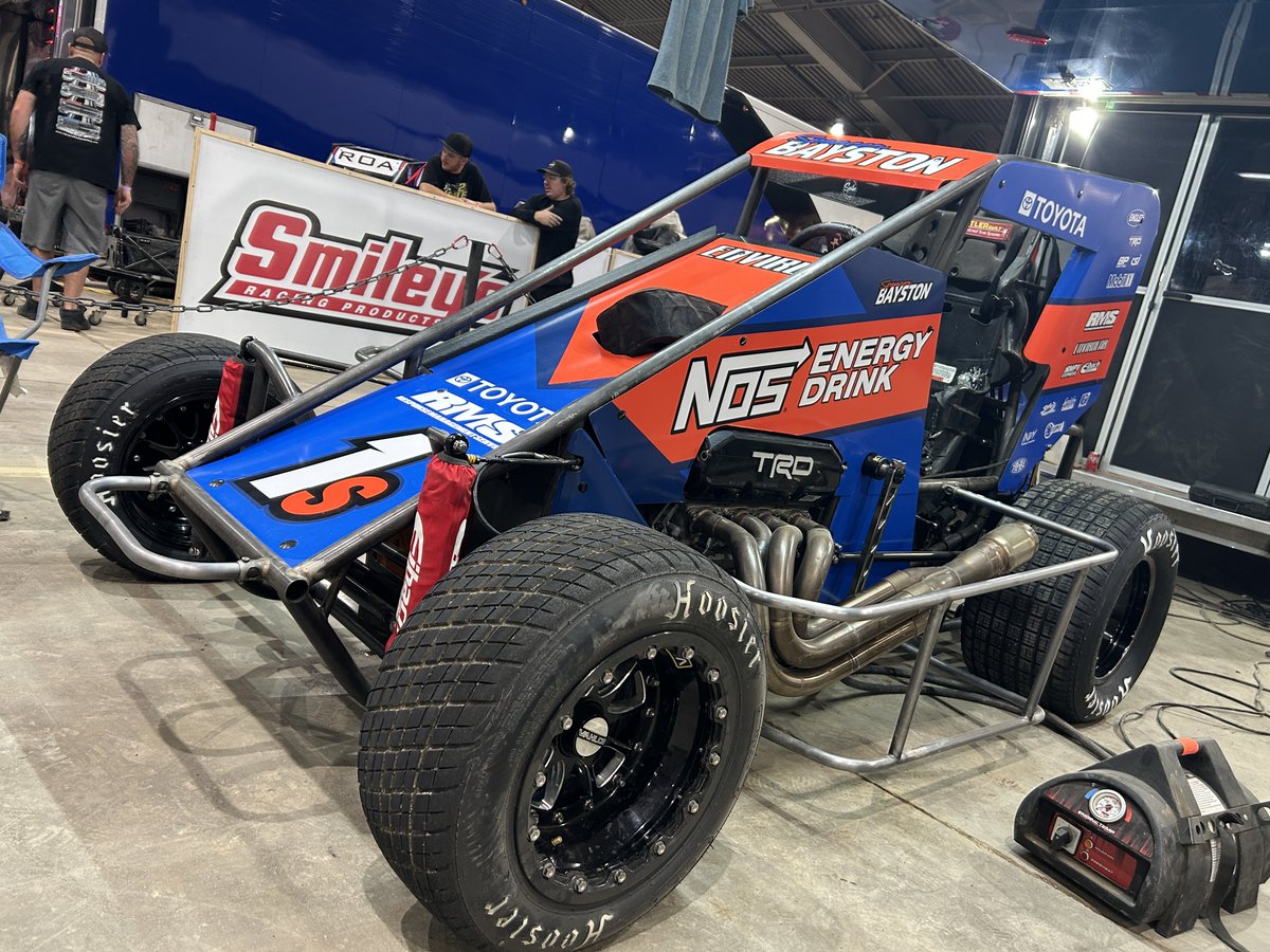 WorldofOutlaws's tweet photo. That’s a #NOSome duo 🫡

@WindomChris &amp; @SpencerBayston are both fueled by @NosEnergyDrink in Thursday’s @CBNationals prelim!

Windom wheels the @_CBIndustries #89 while Bayston pilots the @RMSRacing_ #1S tonight. https://t.co/hLrNVTyxUw