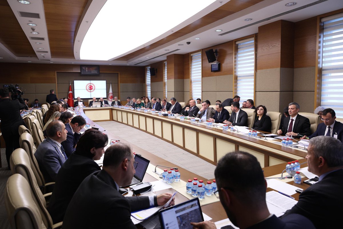 Ceylanpınar ilçemize müjde

TBMM Bayındırlık, İmar, Ulaştırma ve Turizm Komisyonu olarak Tapu Kanunu ile Bazı Kanunlarda ve 375 Sayılı Kanun Hükmünde Kararnamede Değişiklik Yapılmasına Dair Kanun Teklifini kabul ettik. 

Birçok düzenlemenin yer aldığı teklifte, Hazineye ait tarım