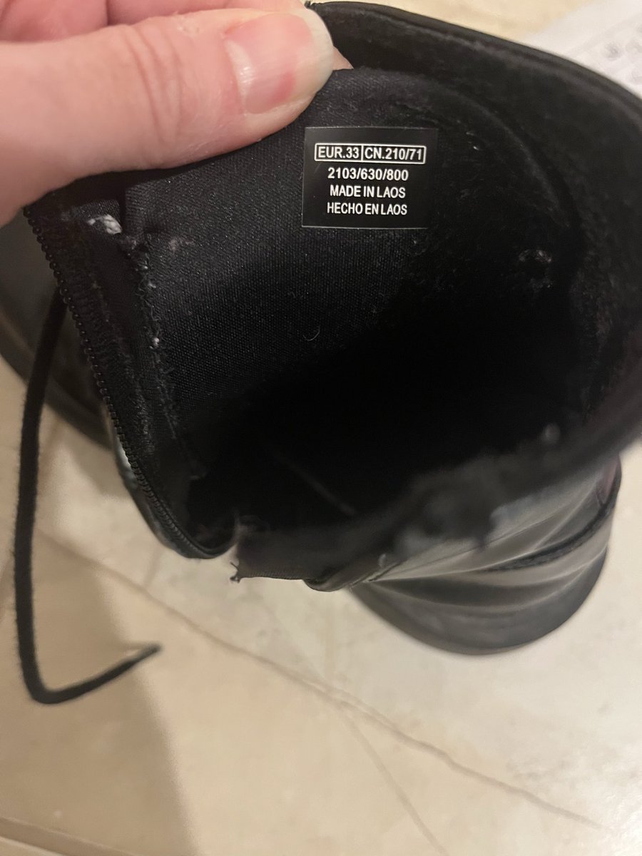 smg83ster's tweet image. @zaraofficialtr @ZARA Daha 2 ay önce alınan ve sadece 4 kere giyilen botun bu hali nedir? Pazardan alsam daha çok dayanırdı? Kızımın ısrarı ile almıştım normalde asla sizden bot almam. Kalitesizlik ortada