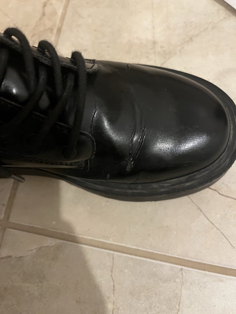 smg83ster's tweet image. @zaraofficialtr @ZARA Daha 2 ay önce alınan ve sadece 4 kere giyilen botun bu hali nedir? Pazardan alsam daha çok dayanırdı? Kızımın ısrarı ile almıştım normalde asla sizden bot almam. Kalitesizlik ortada