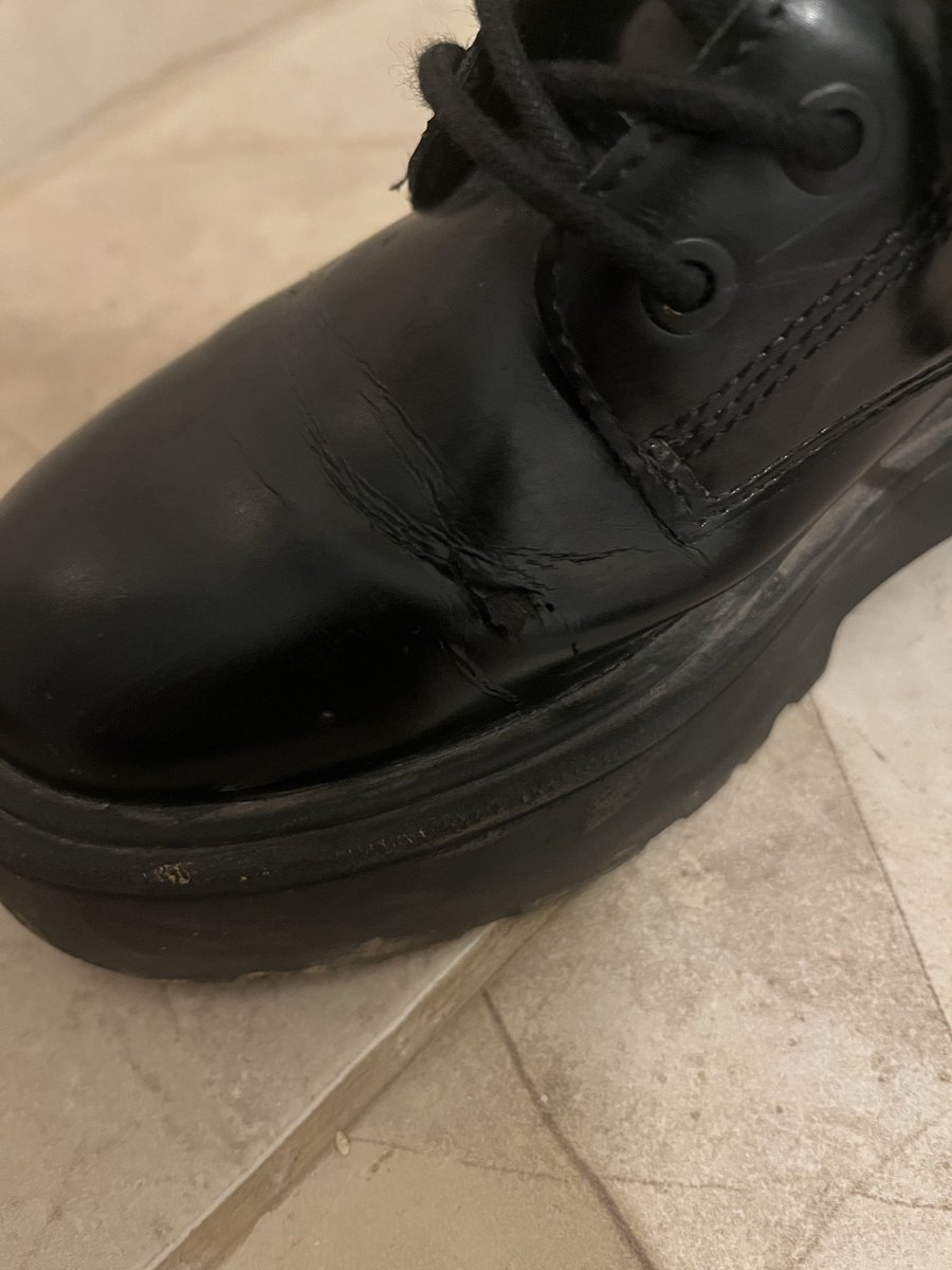 smg83ster's tweet image. @zaraofficialtr @ZARA Daha 2 ay önce alınan ve sadece 4 kere giyilen botun bu hali nedir? Pazardan alsam daha çok dayanırdı? Kızımın ısrarı ile almıştım normalde asla sizden bot almam. Kalitesizlik ortada