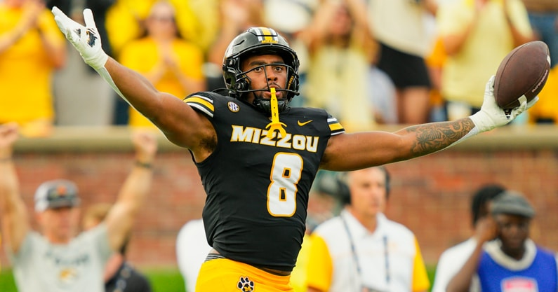 PeteNakos's tweet photo. Missouri transfer EDGE Damon Wilson has two visits scheduled, @On3 has learned. 

Has 15.5 career TFLs and 12.5 sacks. 

Intel: https://t.co/I3Lub8VlST https://t.co/QncUt2OwGD