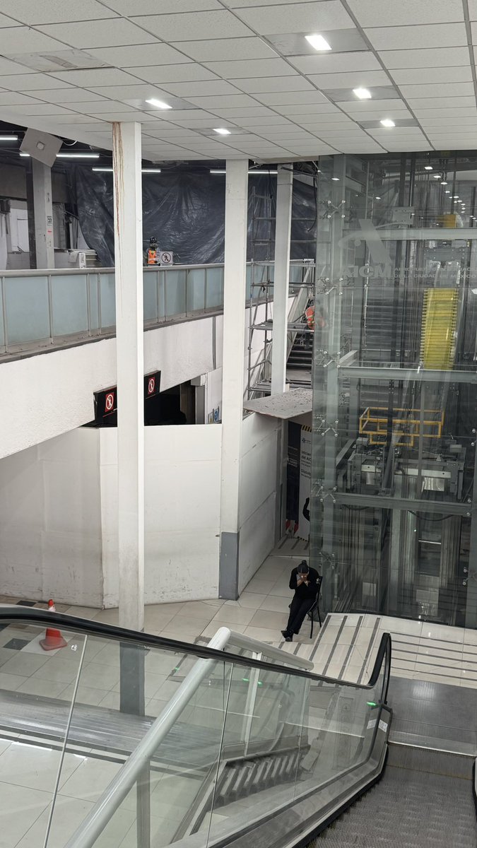 Y estas… son las condiciones de la T1 a escasos meses del mundial y así tienen al personal de la empresa de seguridad, empanizados de polvo de obra, sin medidas sanitarias, sin al menos un cubrebocas, en jornadas laborales desmedidas. #AICM #Mundial2026