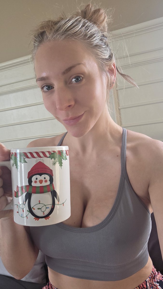 imtherealjaclyn's tweet image. To Rise and Grind, a holiday mug is necessary. 

What does your mug say?

#CoffeeLovers #modellife