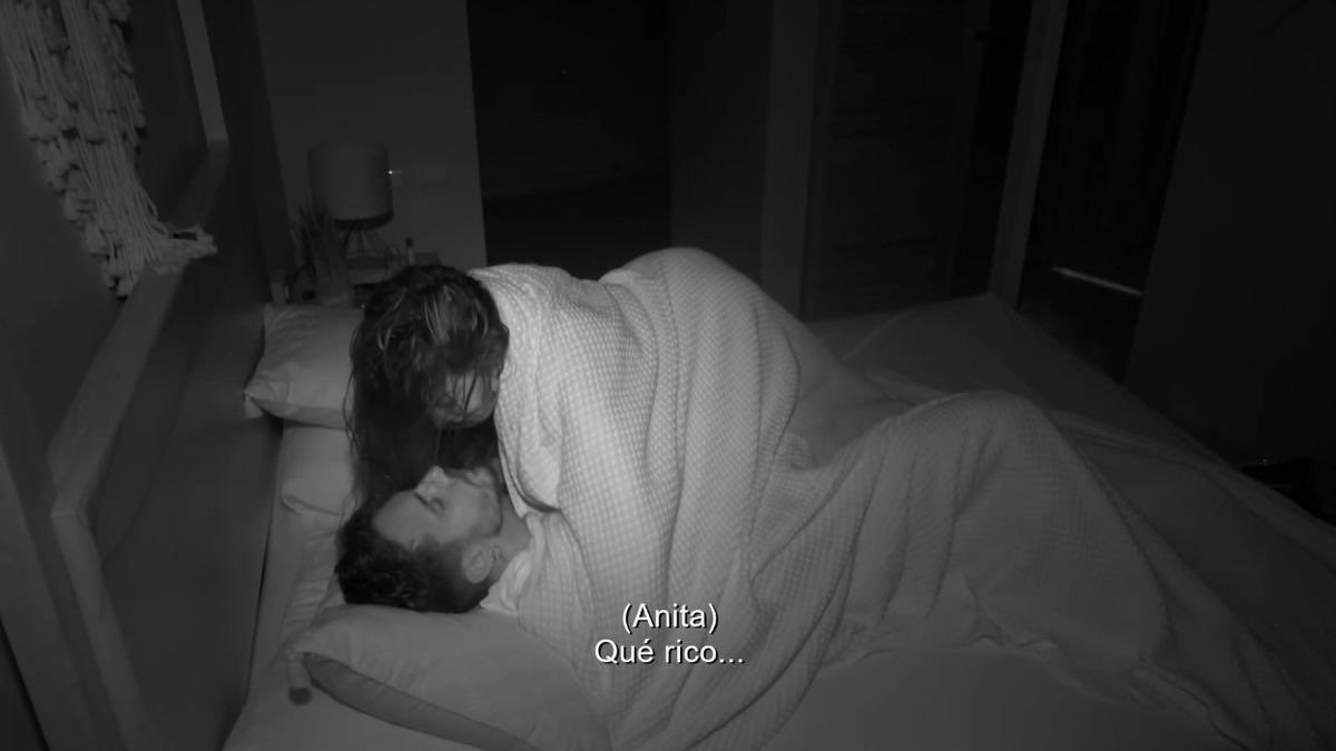 Anita: me da vergüenza que mi hijo me
Vea así.

Also Anita en la IDLT:  #GHDúoGala2