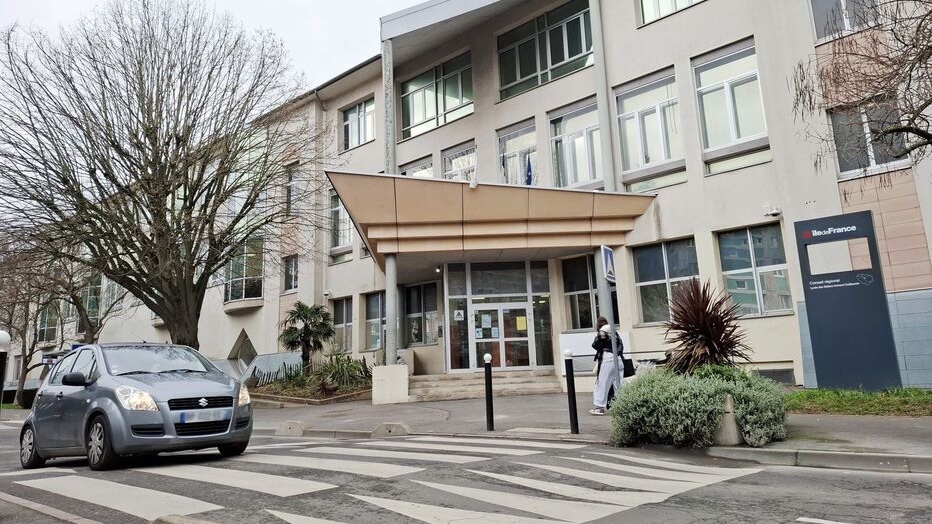 🔴 FLASH - #Orly : Trois jeunes filles ont été blessées. 

👉 Elles ont été percutées devant le lycée Armand-Guillaumin mercredi par un mineur sans permis. Né en 2008, il a été interpellé. (Le Parisien) #ValdeMarne