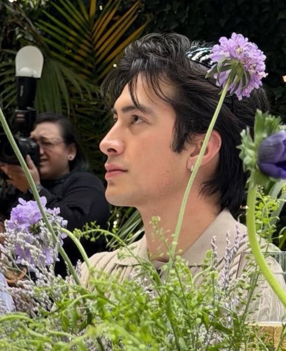 This looks like a picture Ilya would snap of Shane at a charity event, but this time, instead of a secret folder called “boring,” he has an IG highlight called “My Husband” where he posts them