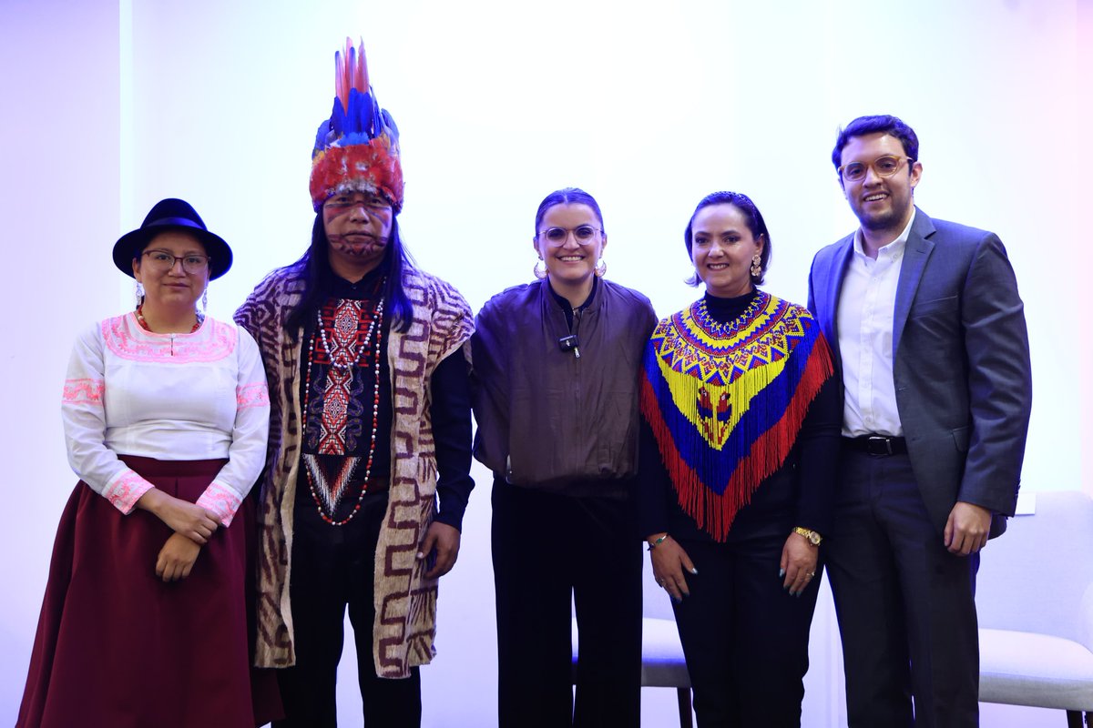 En Quito, María José Pinto, <a href="/mjpintoec/">María José Pinto 🇪🇨 Ecuador</a>, Presidenta Constitucional de la República, Reemplazante por ausencia temporal, lideró el conversatorio “Construyendo Innovación para la Educación Intercultural Bilingüe en el Ecuador”.

Un espacio para poner en el centro una educación de