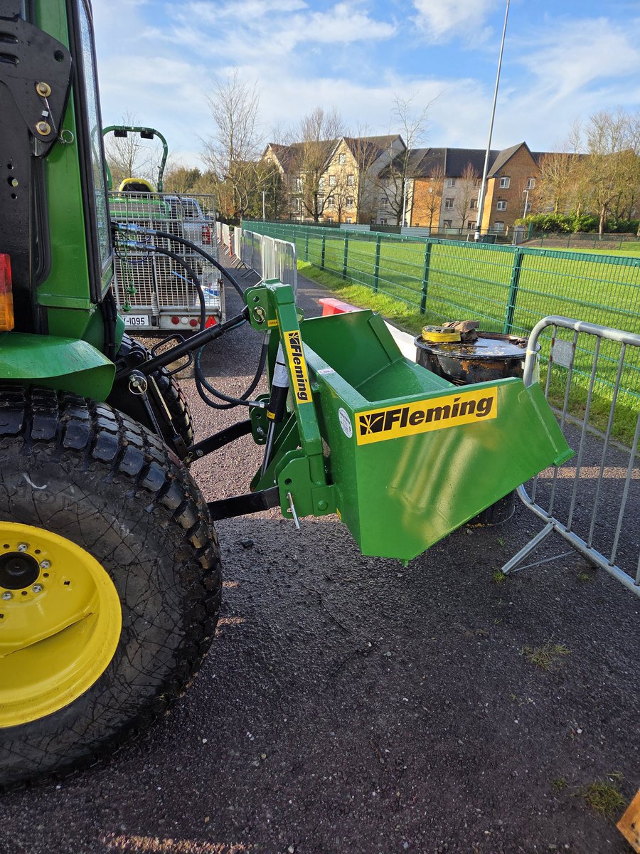 weldon_08's tweet image. Well wear with the latest equipment thanks to all at Ballincollig Rugby Club always a pleasure. @BallincolligRFC @TrimaxMowers @FlemingAgri