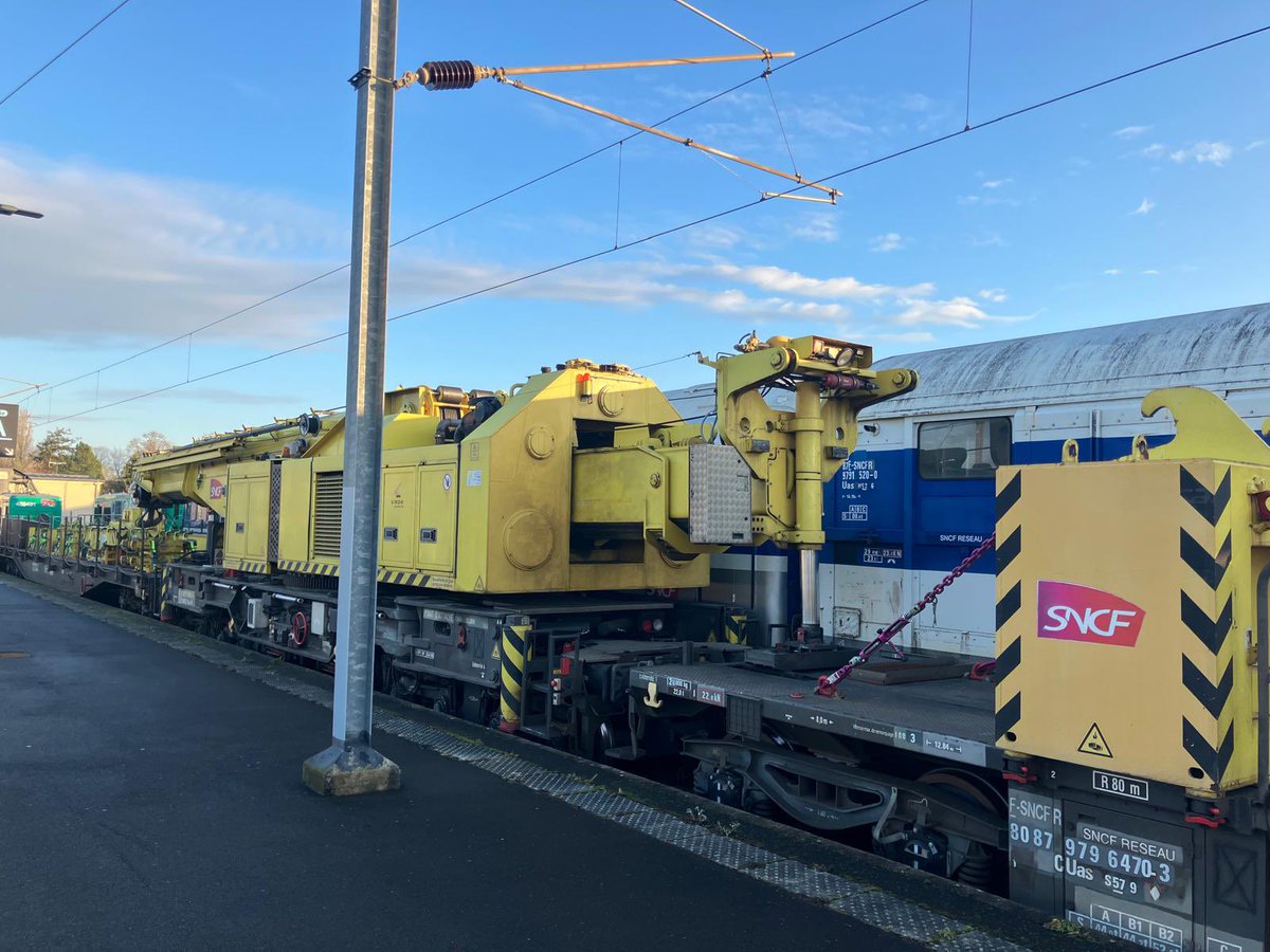 Depuis hier, les équipes de <a href="/SNCFReseau/">SNCF Réseau</a> préparent l’arrivée des deux grues Kirow sur Carentan : dépose de la caténaire pour permettre la manœuvre des grues, aménagement d’une plateforme…La priorité des équipes : permettre la reprise la plus rapide des circulations <a href="/train_nomad/">SNCF NOMAD TRAIN</a>