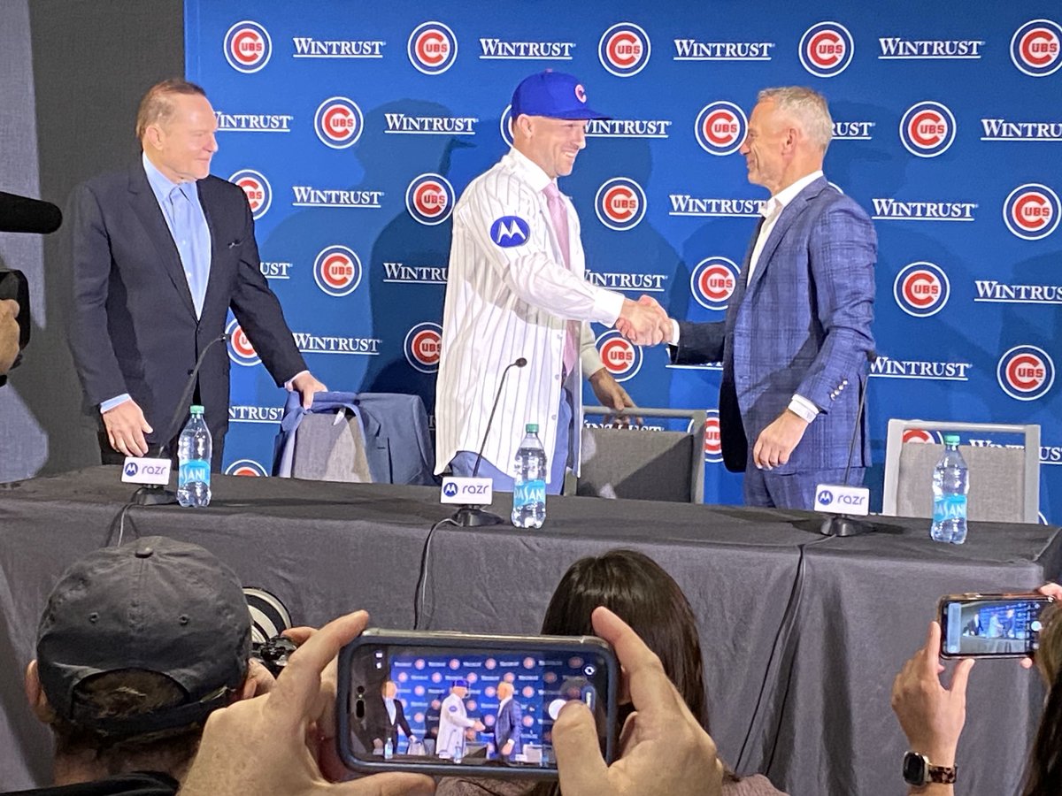 JesseRogersESPN's tweet photo. Alex Bregman puts on a Cubs jersey for the first time. https://t.co/empHosnM1d
