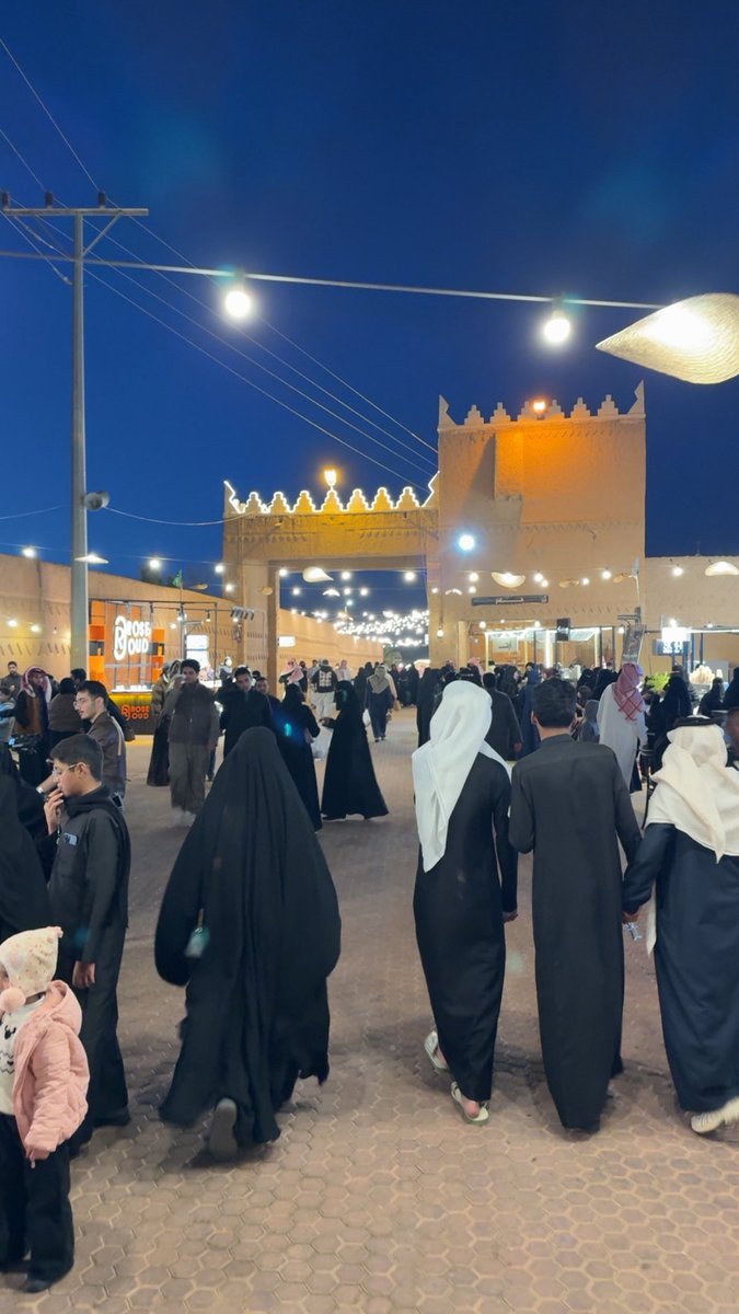 ما شاهدته في مدينة #اشيقر، وتحديدًا في مهرجان أشيقر التراثي، يفوق الخيال بكل المقاييس؛ من حيث حسن التنظيم، وكثافة الحضور، وتنوع المشاركين في عرض منتجاتهم، حيث اجتمعت مختلف الخدمات الاجتماعية والقطاع التجاري كشركاء في نجاح هذا الحدث.
هذا المهرجان يقف خلفه رجال يستحقون أن تُرفع لهم