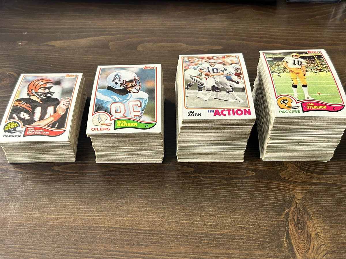 WaxPack916's tweet image. What do you do a Snow Day? Start a new #SetBuild. I have a partial 1982 Topps Football set. #Collect