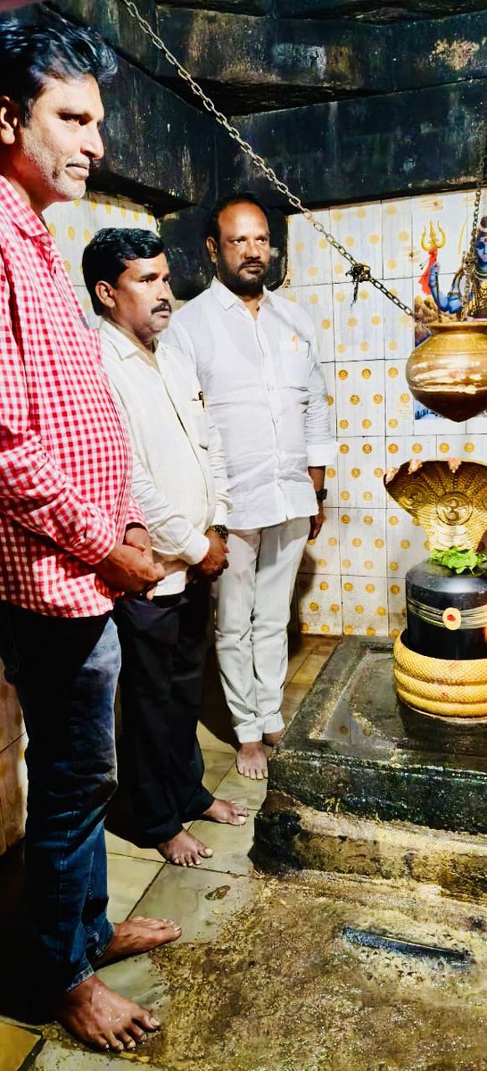 ఈరోజు కృష్ణా నది ఒడ్డున, ప్రకృతి అందాలకు పర్యాయపదంగా నిలిచిన అత్యంత సుందరమైన సోమశిల గ్రామంలో శ్రీ శ్రీ లలితాంబిక సోమేశ్వర స్వామి వారి దర్శనాన్ని మిత్రులు బుద్దన్న, శ్రీరామ్, రఘు, కర్ణాకర్, శివ, నాగరాజు, వినోద్‌లతో కలిసి చేసుకోవడం జరిగింది. 🙏🌿