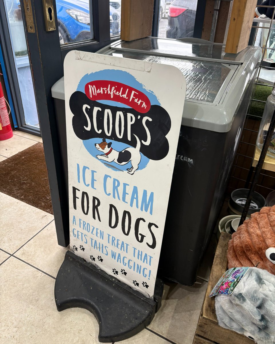 Located on South Queensferry High Street, The Little Pad is an award-winning family run dog boutique and grooming salon. Owned by Gareth, Teri and Summer,  a wide variety of hand selected dog treats and accessories. From 100% natural treats and Harris Tweed collar/lead sets to