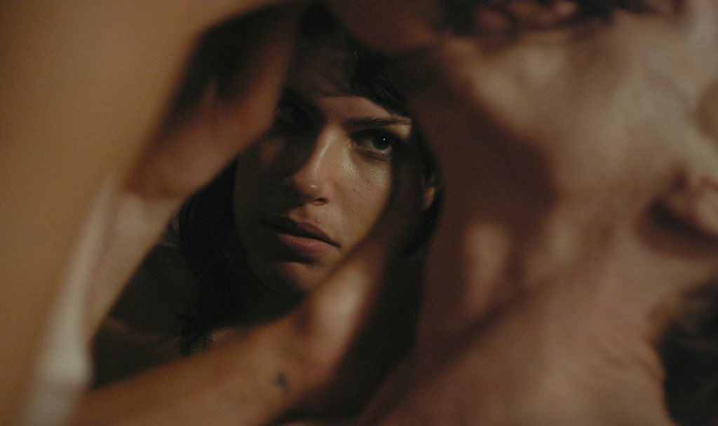 filmes_e_filmes's tweet image. O longa acompanha Shirin, uma jovem do Brooklyn que luta com sua identidade como uma mulher secretamente bissexual e também tem dificuldades em manter seu relacionamento com sua namorada, Maxine.❤️🎥

#appropriatebehavior #desireeakhavan #sundance #mubibrasil #dicadefilme