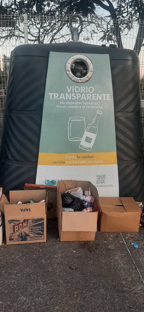 btovs's tweet photo. #HastaLaMadre |  @GuadalajaraGob su apoyo para recolectar el cristal dejado a reciclaje en el #ParqueAlcalde para evitar q el descuido haga q una iniciativa pro-ambiente se pierda y q alguien crea  que es basurero.
Ccp.
@VeroDelgadilloG 
@PabloLemusN 
@Trafico_ZMG 
@goliveros https://t.co/asZN8G95AW