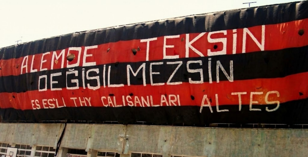 2004-2005 Sezonu.

Sezon öncesi açık tribün duvarına asılan büyük pankart.