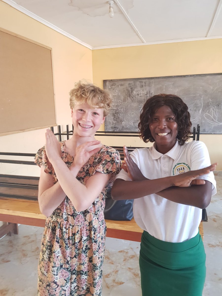 haarlem's tweet image. Jet Hillebrand draagt een jaar lang een korte broek voor dove kinderen in Zambia: Het is hartje winter, maar Jet Hillebrand uit Haarlem loopt al maanden in een korte broek. Dat doet ze om geld op te halen voor 82 dove kinderen op een internaat in Zambia.… dlvr.it/TQMjty