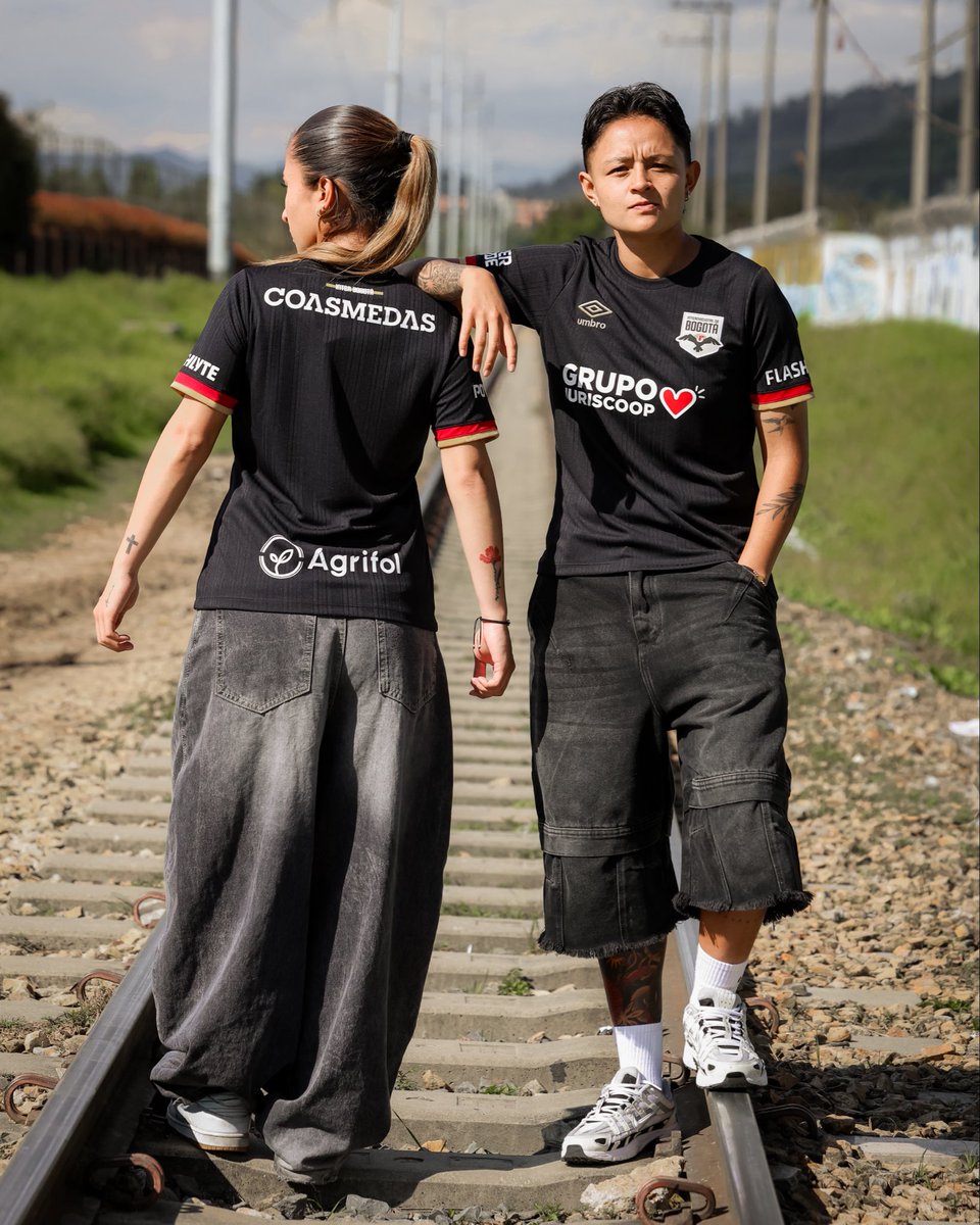 InterBogOficial's tweet photo. ¿Están listos para todo lo que se viene?

Nosotros sí. 🖤

Compra tu camiseta (Local o visitante): https://t.co/zELP0qasEM

#EstaHistoriaEsDeTodos🤍🖤💛 https://t.co/CbKnGWOodj