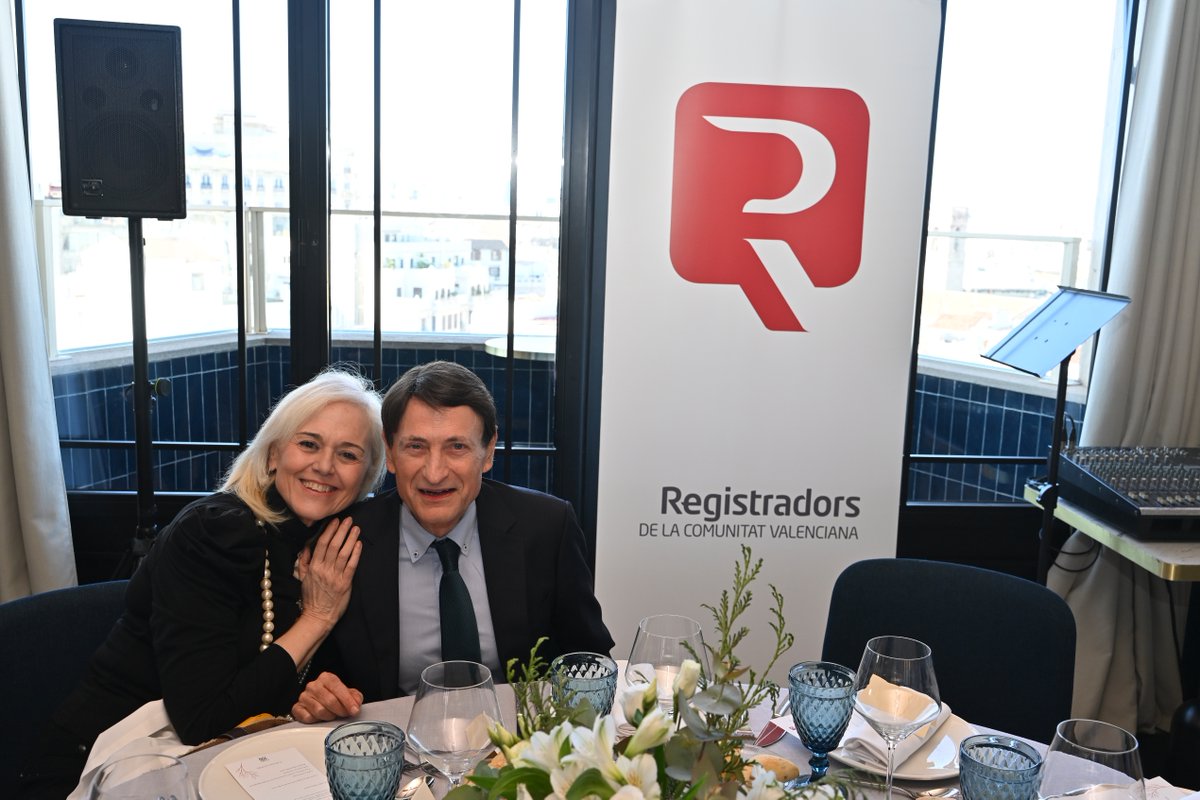 Los <a href="/RegistradoresCV/">RegistradoresDecanatoCV</a> han entregado una placa conmemorativa en agradecimiento a la dedicación y compromiso de su anterior decano. Manuel Gomis ha sido el encargado de pronunciar la 'laudatio' sobre <a href="/CalabuigOrts/">CARLOS ORTS CALABUIG</a>, en un acto emotivo y cariñoso #SeguridadJurídica #ServicioPúblico