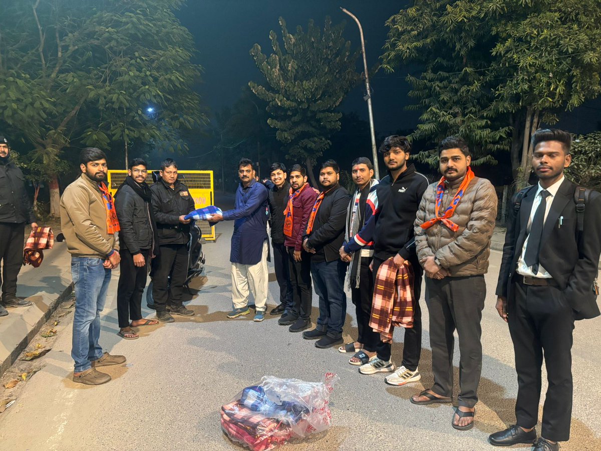 SFSawadh's tweet photo. #SFS_Awadh

सेवार्थ विद्यार्थी लखनऊ उत्तर के
लखनऊ विश्वविद्यालय नवीन कैम्पस के कार्यकर्ताओं द्वारा जरूरतमंद जनों को कंबल वितरित किया गया। https://t.co/7szj6Iw9sw