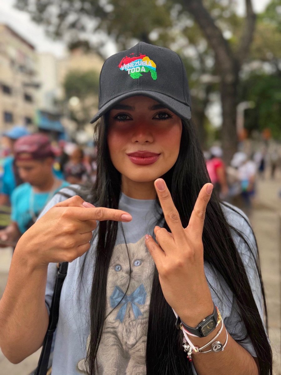 AnakarinaRoteMo's tweet photo. BRING THEM BACK! 👉🏽✌🏽
@NicolasMaduro @ConCiliaFlores 

Un mar de pueblo trabajador gritando una sola verdad: ¡Nicolás y Cilia Volverán con nosotros! 🇻🇪❤️ https://t.co/W0Z7gpyQdM