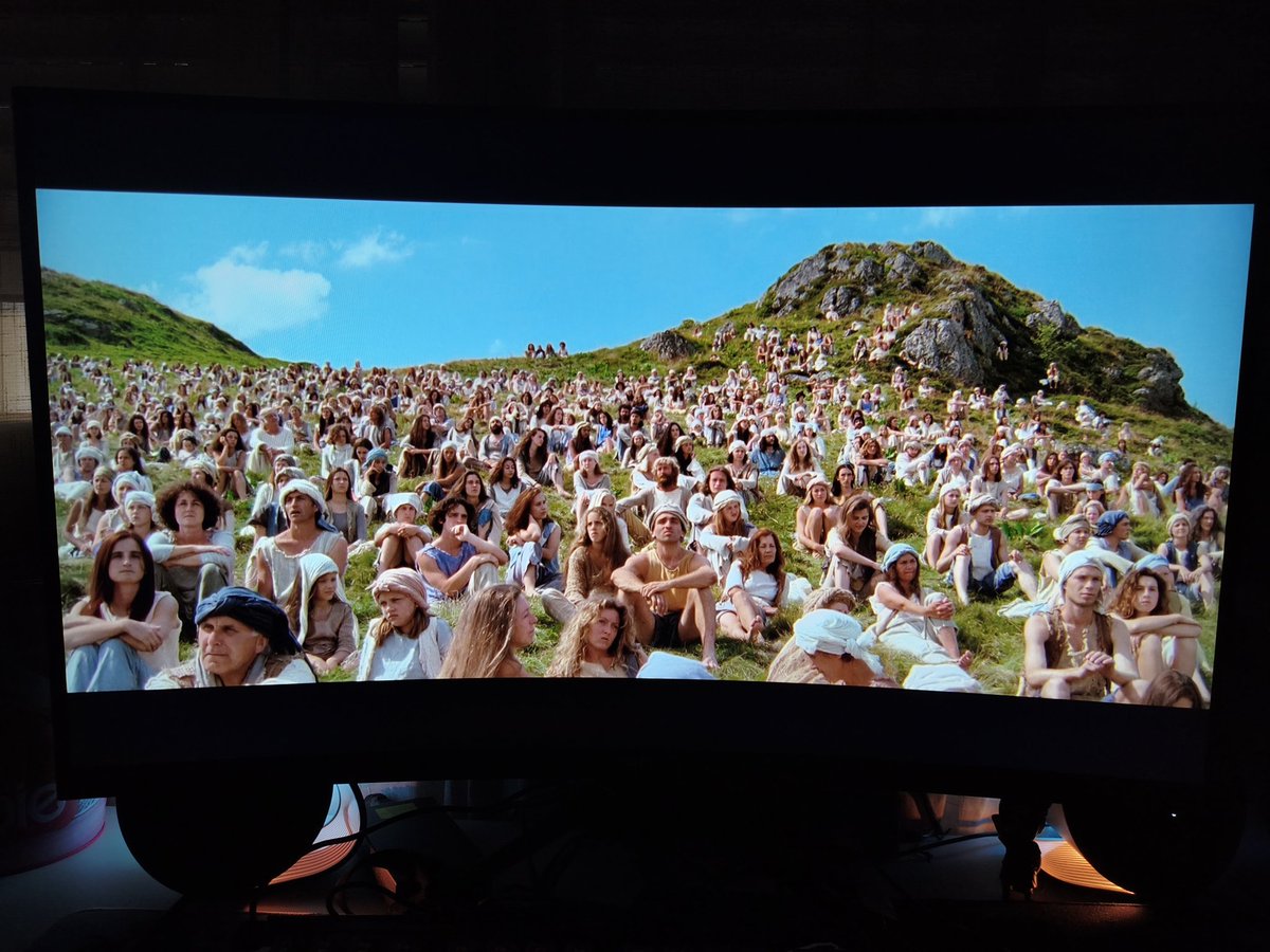 Acabo de terminar de ver, una de las películas más locas y originales que he visto en mucho tiempo. Si la ves sin tener ni idea de que trata (como he hecho yo), es completamente inesperada, una experiencia única y peculiar.
Te pegas unas risas buenas y además, tiene un mensaje