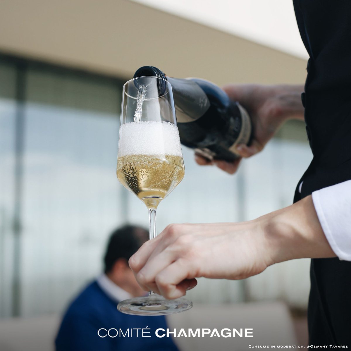ChampagneBureau's tweet photo. A practical tip: when serving Champagne, serve it in two stages, this will allow the aromas to be expressed more fully! 🥂 https://t.co/MK8SrCceQ0