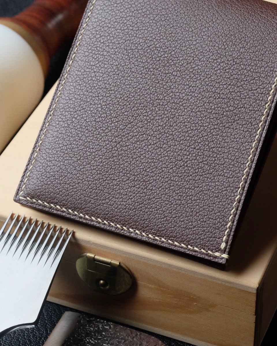 AtelierDecoster's tweet image. Portefeuille 30 en chèvre chocolat, intérieur chèvre gold, fil cream, peinture des bords brun foncé et initiales à l’or #atelierdecoster #decoster #artisan #handmade #handstiched #handmadeinbelgium #madeinbelgium #handmadewallet #bespokewallet #customwallet #handmadeleatherwallet