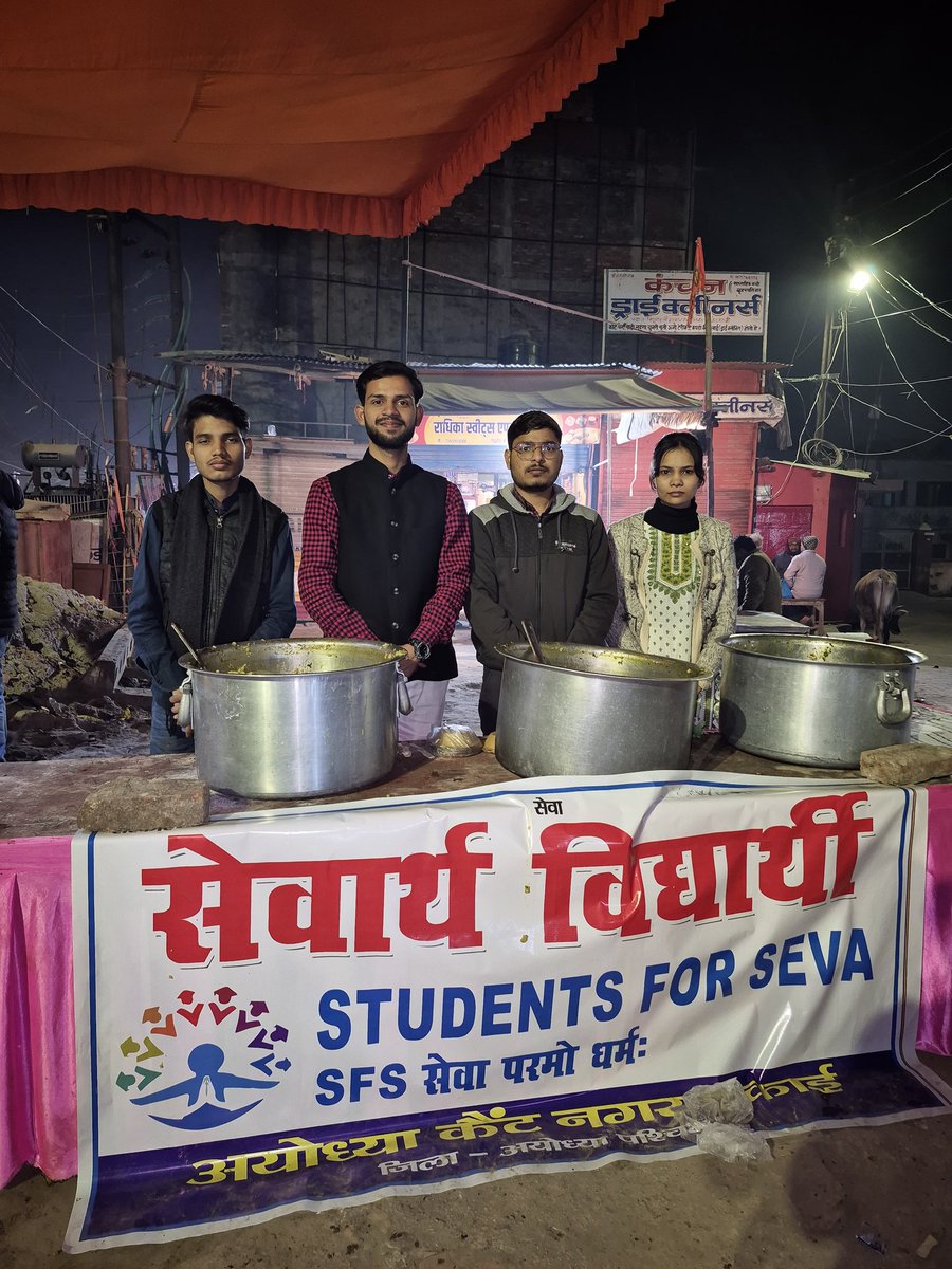 SFSawadh's tweet photo. #SFS_Awadh

सेवार्थ विद्यार्थी अयोध्या पश्चिम जिले के कैंट नगर इकाई के द्वारा युवा पखवाड़ा के निमित्त आज नाका स्थित सिद्ध पीठ हनुमानगढ़ी मंदिर पर खिचड़ी वितरण कार्यक्रम किया गया। https://t.co/PRhOj0Vf4s