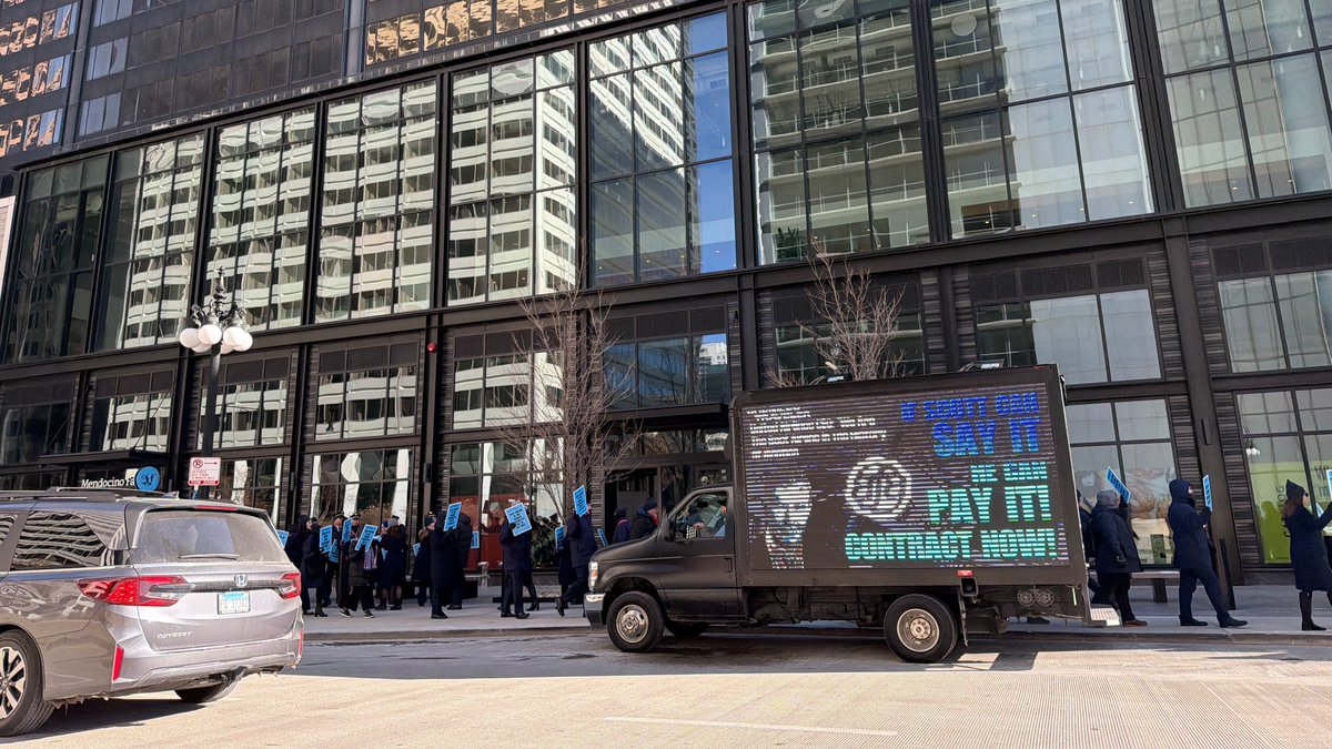 afa_cwa's tweet image. HAPPENING NOW: @AFAUnitedMEC Flight Attendants on the picket line at Willis Tower in downtown Chicago demanding #ContractNow #1u
