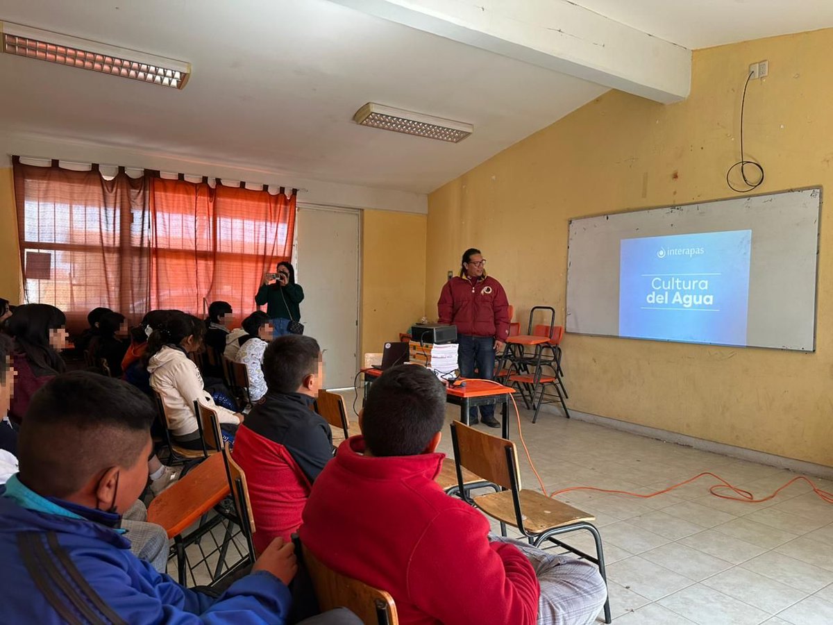 🏫💧 La #CulturaDelAgua comienza con la educación. Por ello visitamos la Escuela Telesecundaria No. 27 "Francisco I. Madero", en la comunidad Planta del Carmen, Cerro de San Pedro.📍

📚Compartimos con las y los alumnos temas de concientización sobre el uso responsable del agua.