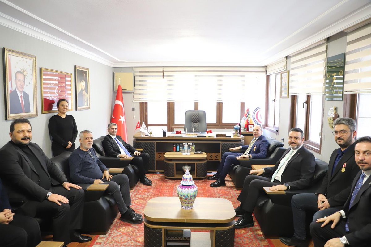 Her zaman Şehit ve Gazi Ailelerimizin yanında olan Aile ve Sosyal Hizmetler Bakan Yardımcısı değerli büyüğümüz Sayın <a href="/ztarikdaroglu/">Zafer TARIKDAROĞLU</a> ile Şehit Yakınları ve Gaziler Genel Müdürümüz Sayın Muharrem Kurt beyle birlikte bizi Genel Merkezimizde ziyaret ettiler. Dernek faliyetlerimiz