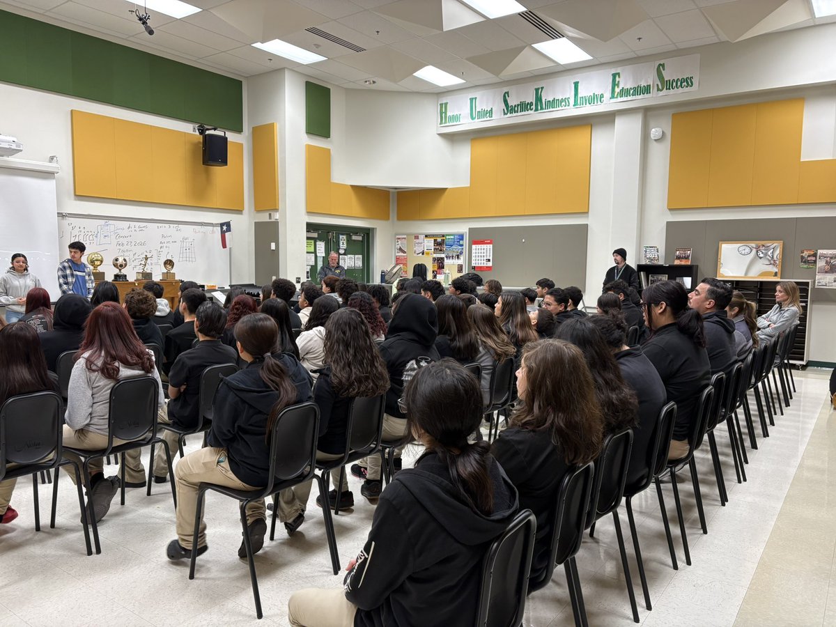 Coach Hernandez🏈 tweet media