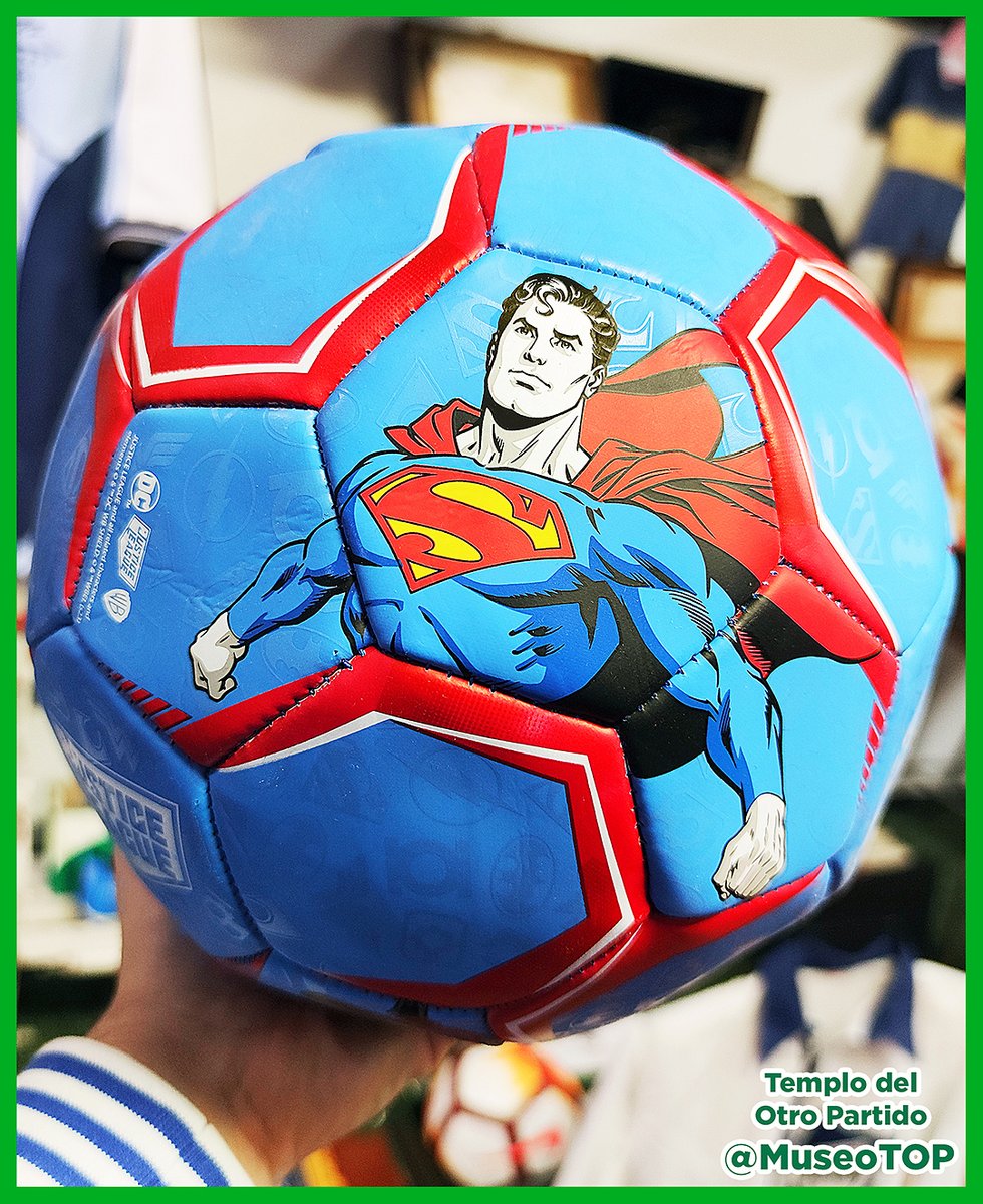 MuseoTOP's tweet image. 15-01-2026. Alianza entre fútbol y cómics: la Pelota Dribbling de la Justice League (2024) brilla en el TOP, el Museo de Marketing Deportivo de Claudio Destéfano. Historia completa en Instagram 👉 @museoTOP. Contenido: @mlopezarce #JusticeLeague #Dribbling #DCComics #MuseoTOP