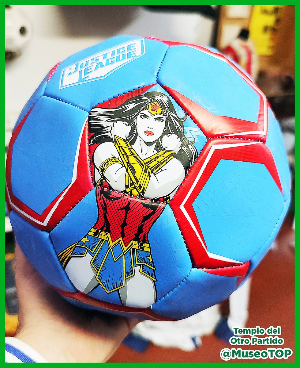 MuseoTOP's tweet image. 15-01-2026. Alianza entre fútbol y cómics: la Pelota Dribbling de la Justice League (2024) brilla en el TOP, el Museo de Marketing Deportivo de Claudio Destéfano. Historia completa en Instagram 👉 @museoTOP. Contenido: @mlopezarce #JusticeLeague #Dribbling #DCComics #MuseoTOP