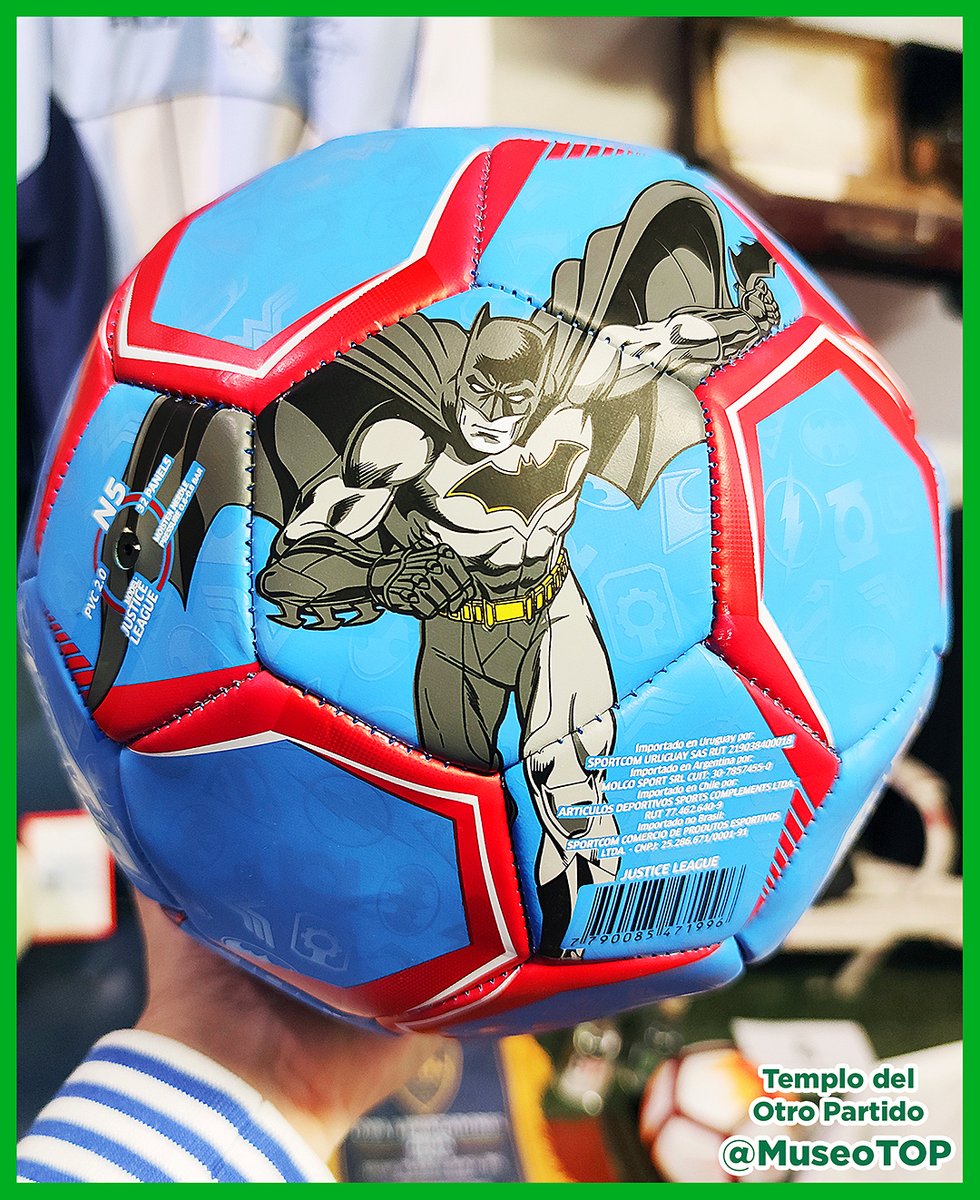 MuseoTOP's tweet image. 15-01-2026. Alianza entre fútbol y cómics: la Pelota Dribbling de la Justice League (2024) brilla en el TOP, el Museo de Marketing Deportivo de Claudio Destéfano. Historia completa en Instagram 👉 @museoTOP. Contenido: @mlopezarce #JusticeLeague #Dribbling #DCComics #MuseoTOP