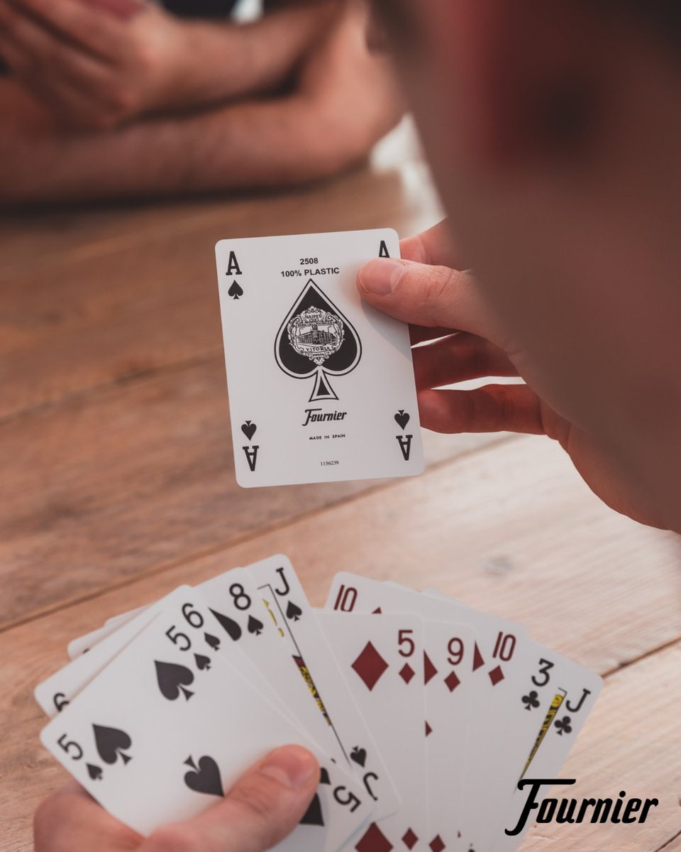 🔝 La Baraja Inglesa Fournier 100% Plástico es la baraja con la que juegan en los mejores casinos del mundo. Una calidad premium y una durabilidad excepcional.

Elige entre nuestra Nº2100 (Índices normales) o la Nº2800 (Índices Jumbo).

#nhfournier #barajainglesa #juegosdecartas