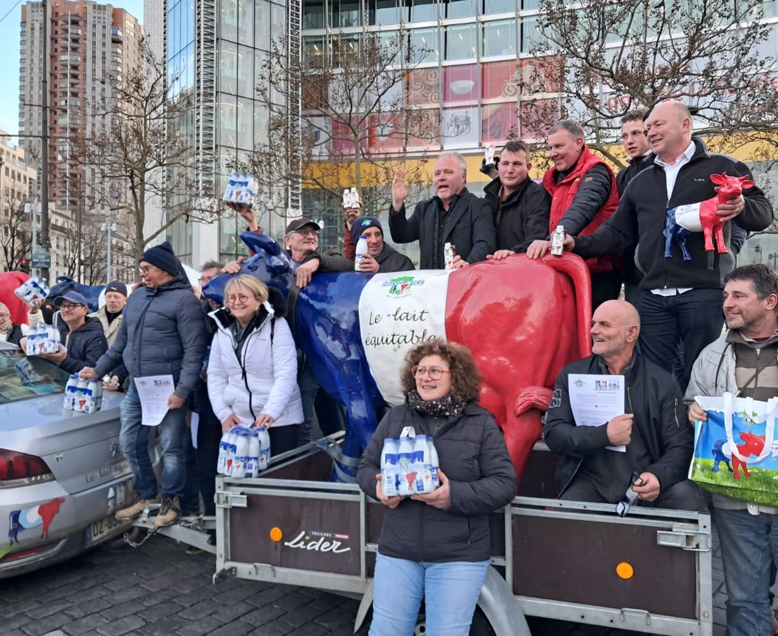 ReveilsTerroirs's tweet image. Achetez du lait Français.. produit par des vaches Françaises !