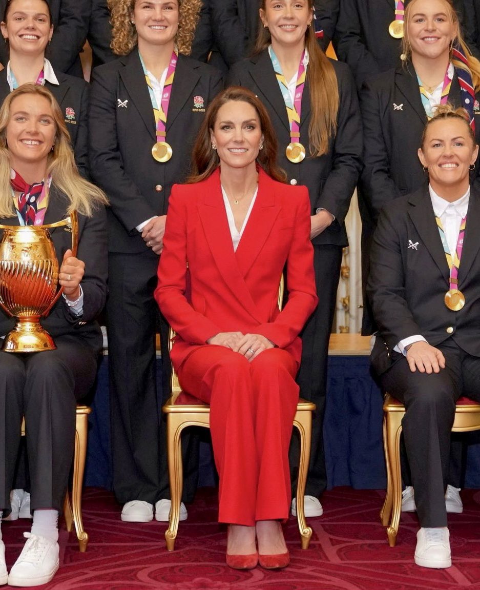 RoyallyBelle_'s tweet photo. The Princess of Wales poses with the England Women’s World Cup winners at Windsor Castle today 📸❤️ https://t.co/rOQ51wRtG7