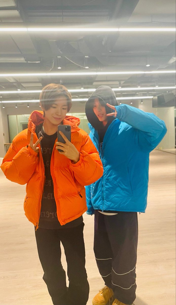titisamasama's tweet photo. 아진짜 패딩색 근본넘쳐서 눈물나 https://t.co/nfHGCR7EWx
