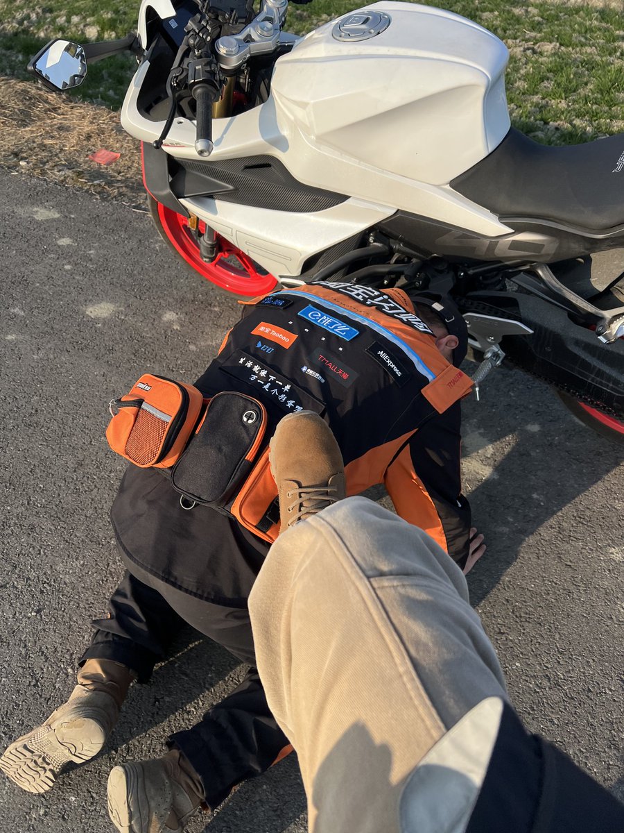 把我的餐搞掉了就跪在我的车前想想怎么赔偿我吧